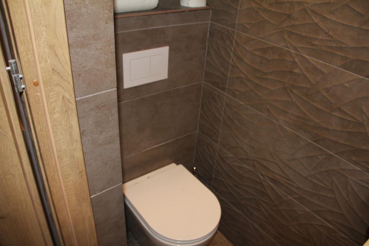 Green Oaks Private Rooms With Private Shower Klaipeda Bagian luar foto